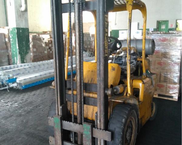 01 (uma) empilhadeira Hyster, capacidade 2,5t